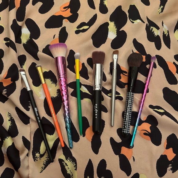 💗 2 for $25 💗 Makeup brush bundle! Luna Magic, Beauty Creations, and more! - Picture 1 of 4